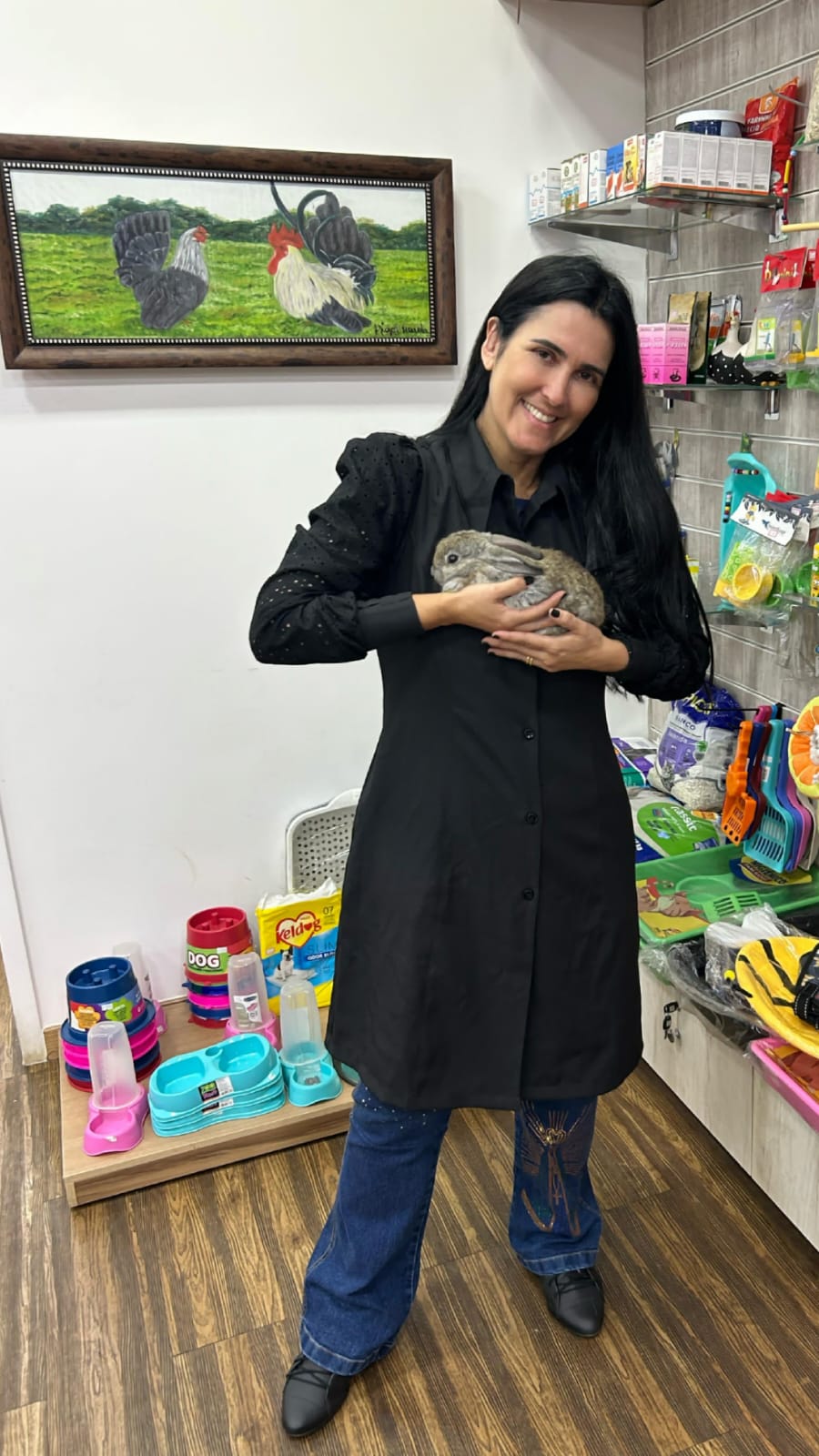 Veterinária cuidando de coelho na clínica em Cuiabá