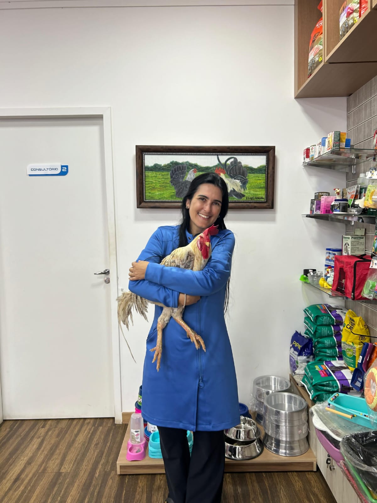 Veterinária acolhendo pet de grande porte na recepção da clínica